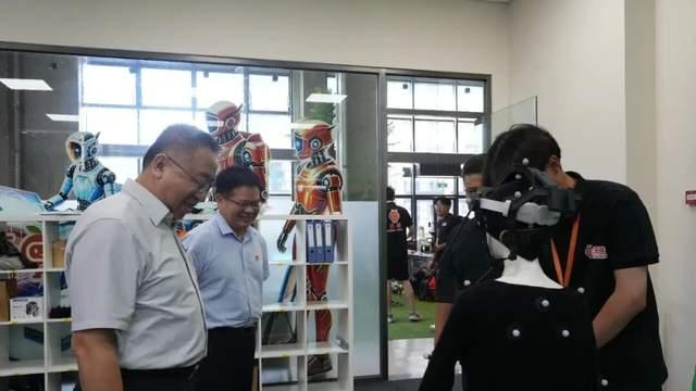 北京市第二十七中学教师走进机器人AI体验馆交流学习