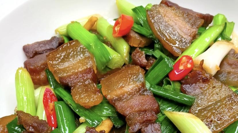 蒜苗炒腊肉：一口咸香，满屋烟火