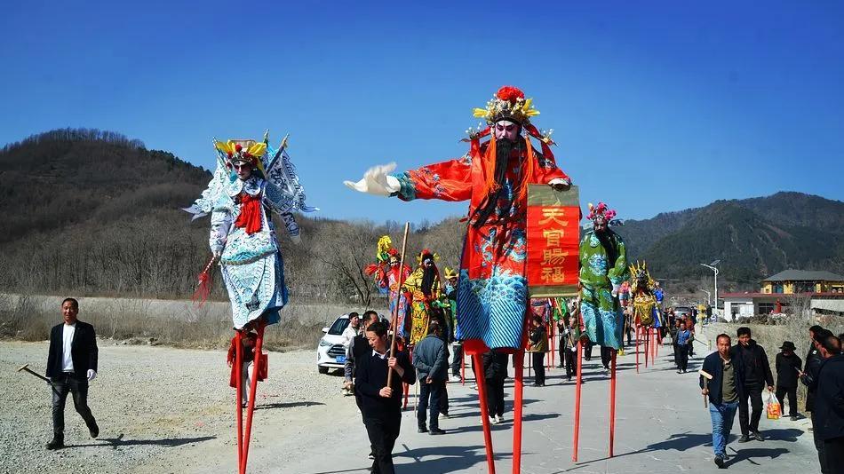 双村联袂闹新春：秦州区花园村柳林村社火汇演燃爆李子园