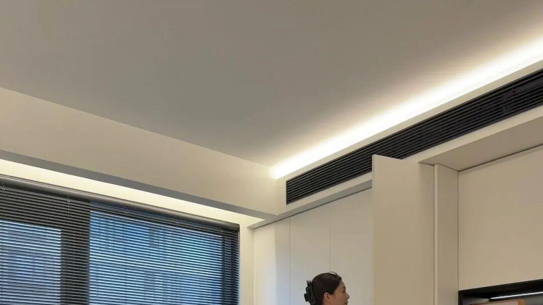 小卧室不要再放“双人床”了，学年轻人的做法，美观又实用！