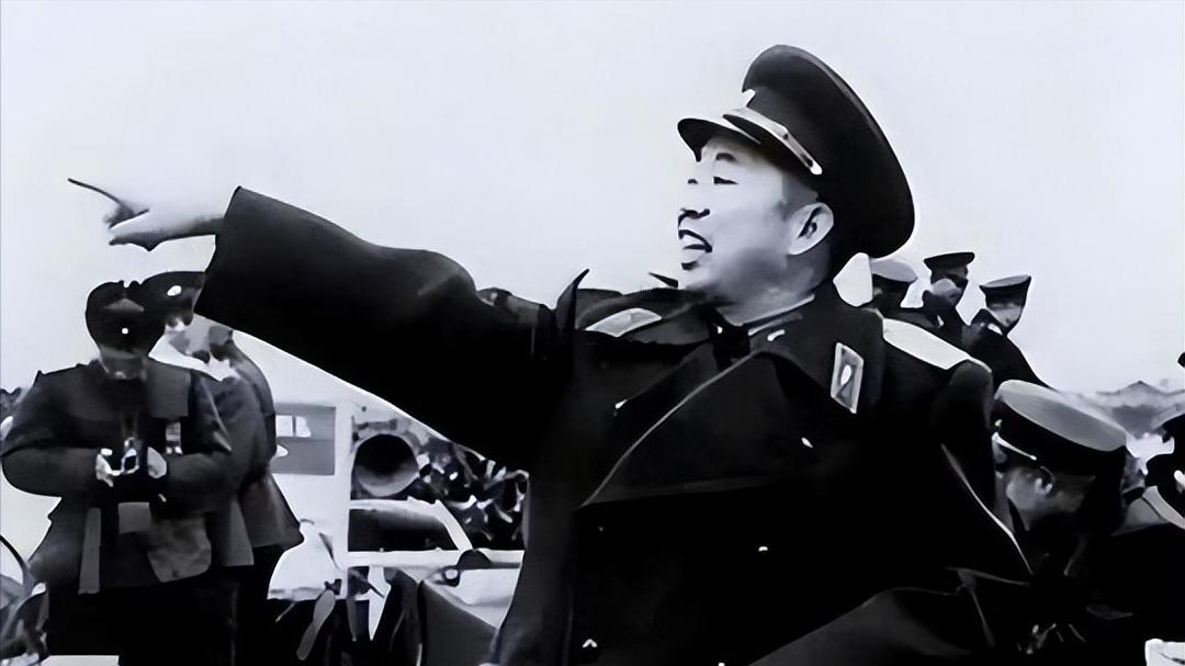 毛主席问刘亚楼：你爱人在干啥？听了回答顿时泪目：不许说这种话