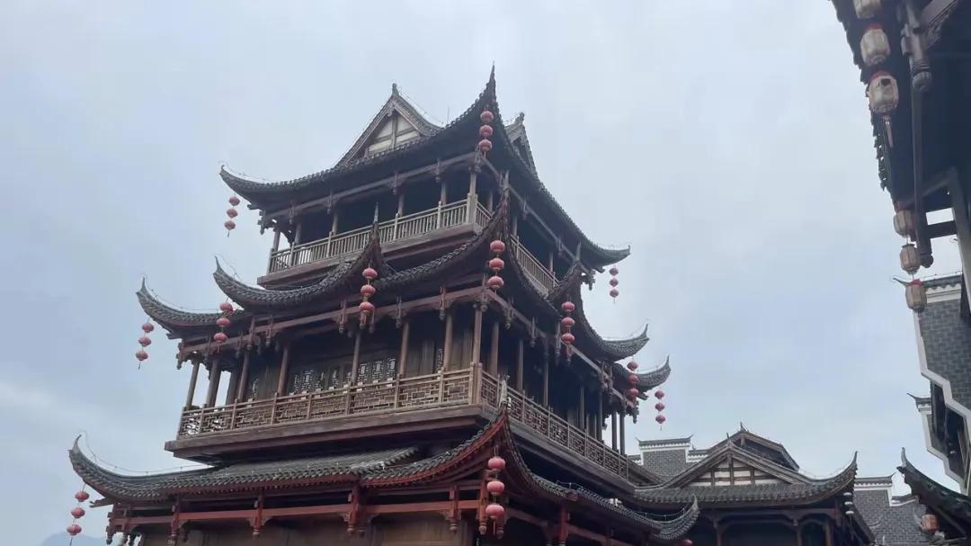 张家界是旅游的胜地，可惜人们对大庸古城不感兴趣导致被荒废