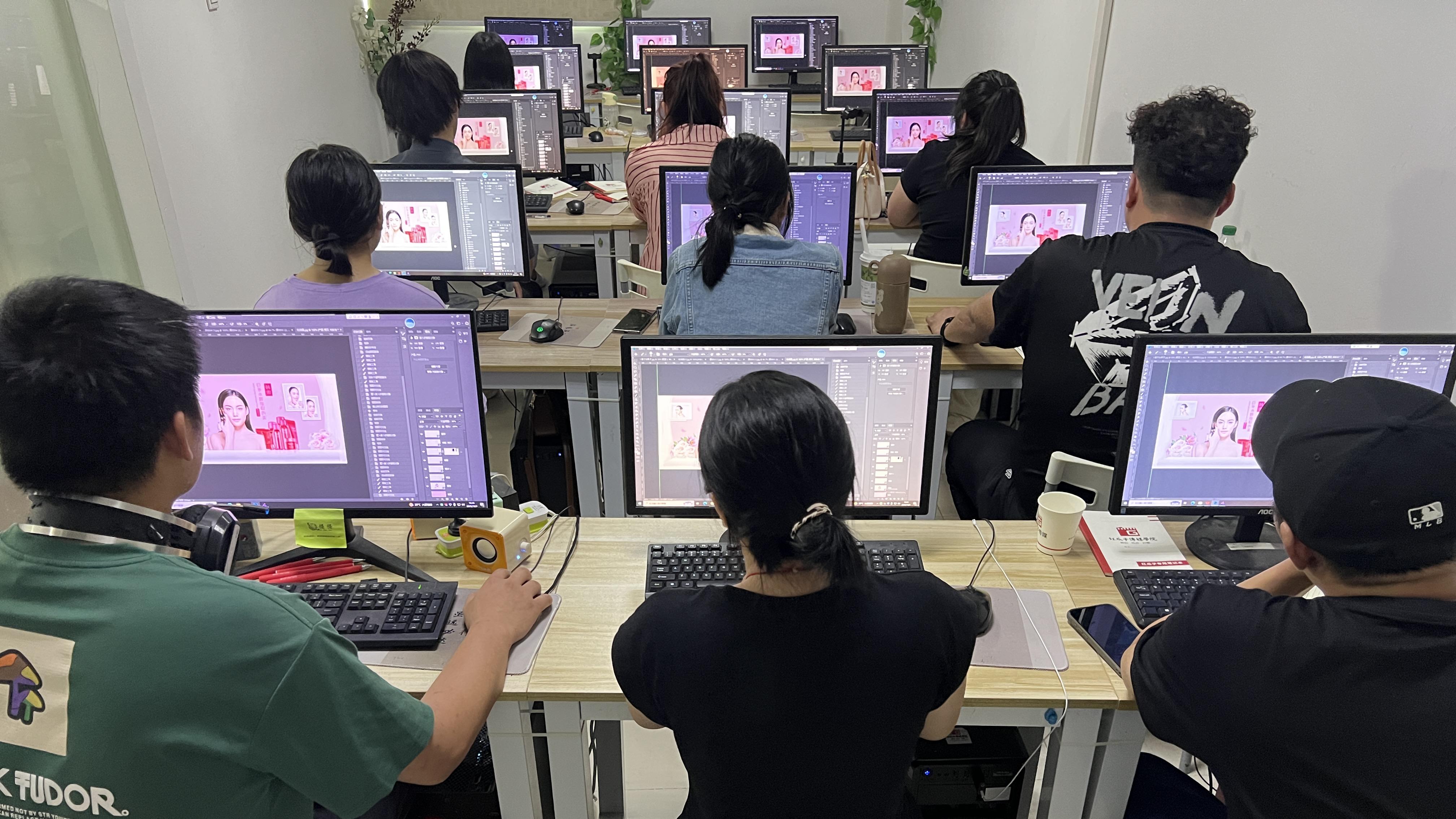 在县城，靠一台电脑养活自己：一个自由剪辑师的真实生活图鉴