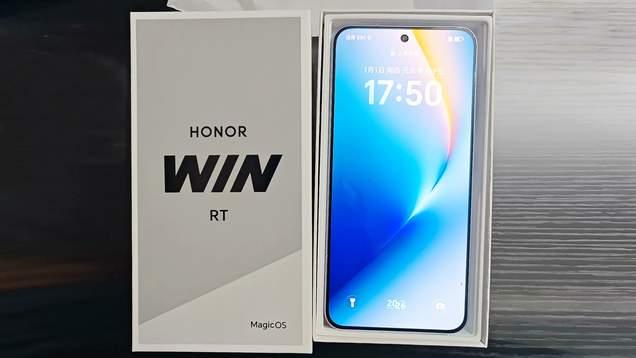 内置10000mah大电池和专业散热风扇，这款荣耀智能机，强悍如游戏机