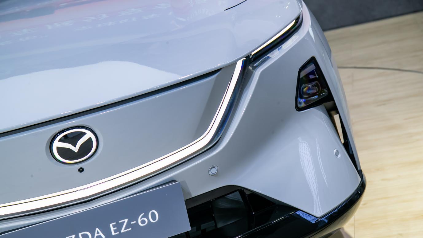 裸眼3D导航开启驾驶新纪元 MAZDA行业首创HUD光毯指引