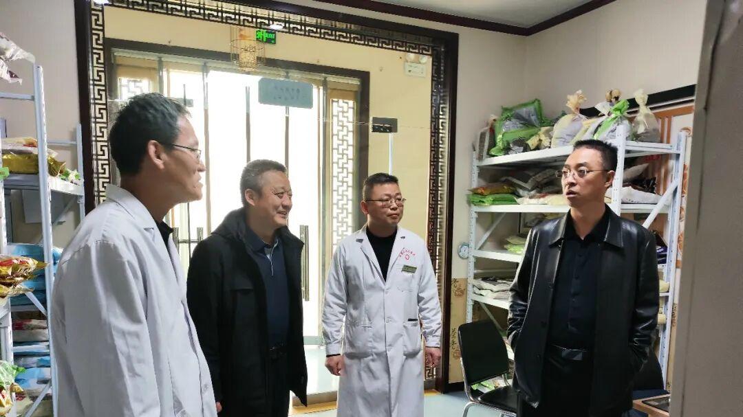 万荣县医疗集团院长曹俊鹏莅临里望乡卫生院指导工作