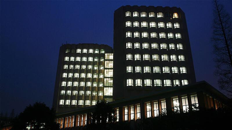 同济大学在985里排第几？综合排名拼不过前十，可毕业生起薪却碾压20多所985，凭啥？