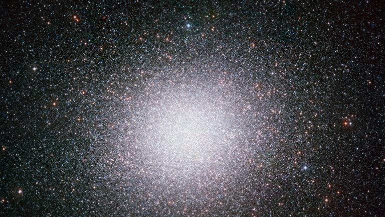 夜空中最亮的星团，竟是上万个黑洞的沉默坟场？
