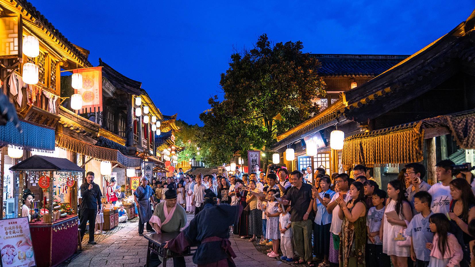 "莫离无忧沉浸游"太好玩了！象山影视城夜游首日爆火，景区内人山人海
