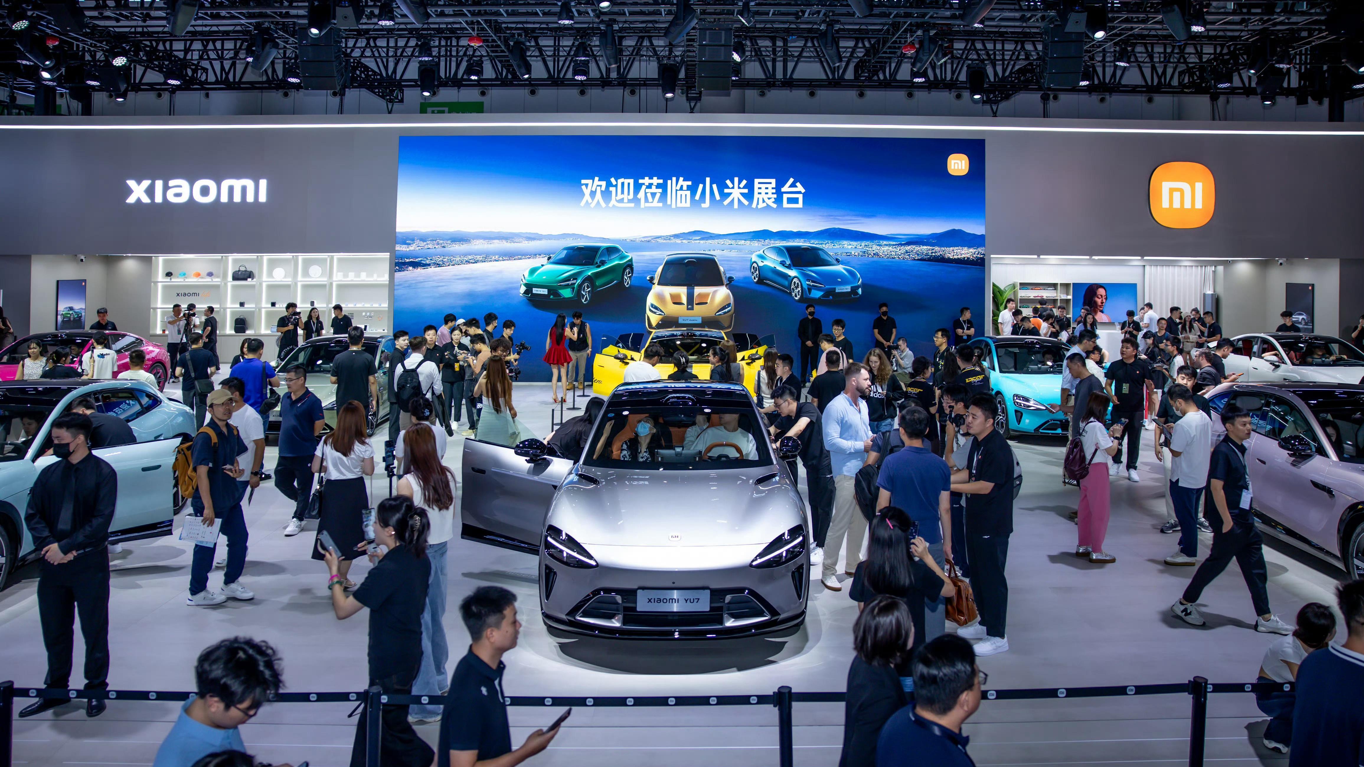 2月1日晚，小米董事长兼CEO雷军带着一身“理工男式较真”