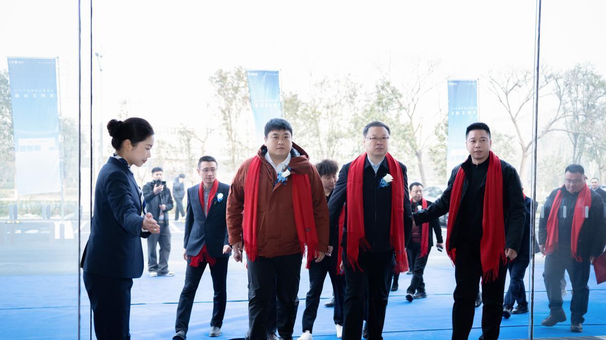 博众行远·智启新程 鸿蒙智行双城四店同启 中原智慧出行生态再升级