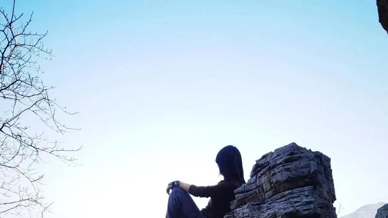 盘点你遇到过的那些景点拍照怪：从被保安轰出去的万岁山游客说起