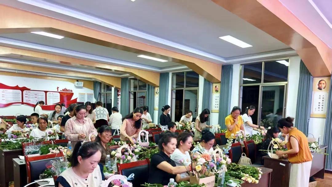 宜良县总工会开展2026年职工夜校第七期小花篮花艺培训