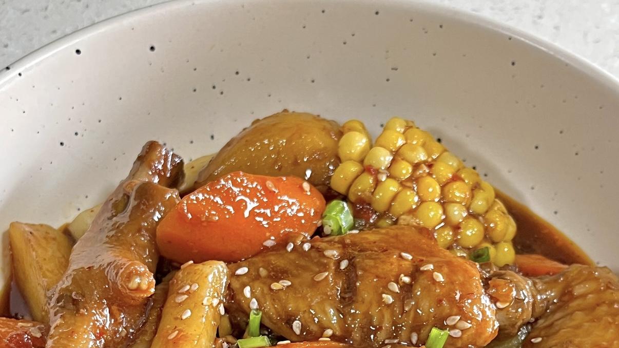 全家鼓掌的鸡翅鸡爪煲！年糕偷偷加戏，软烂到筷子一碰就脱骨