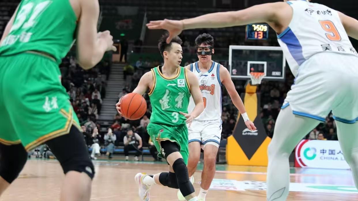 深圳紧跟广东脚步惨败南京，赵继伟复出助队止连败，周琦伤退输球