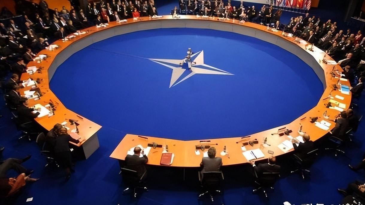 特朗普另组联合国，邀几十国入群；中国老将出山，一个时代已淘汰