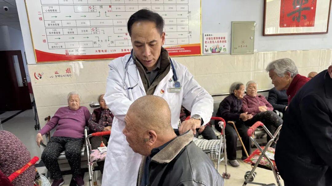 万荣县医疗集团贾村乡卫生院党支部走进敬老院开展义诊咨询活动