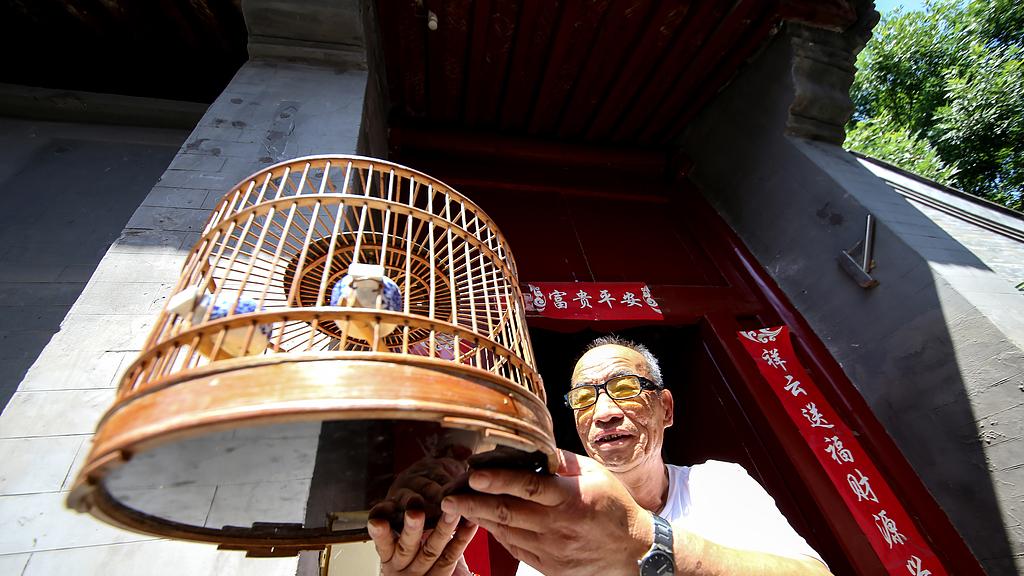 93岁老大爷靠编扫把度日，孤独生活令人心酸，他的坚强感动了无数人