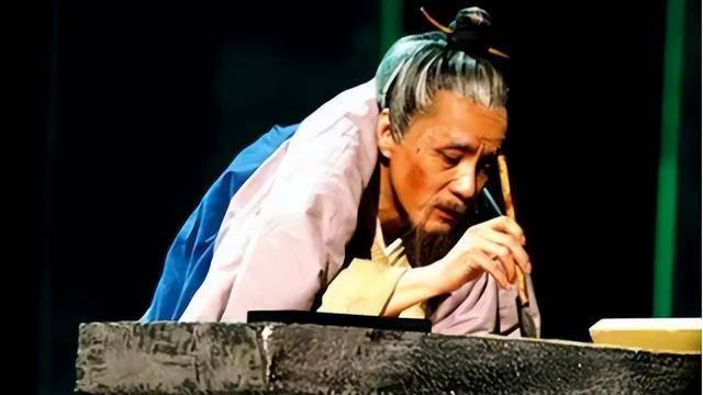 此格言告诉世人：真正英雄的伟大，藏在日复一日的坚守与自律中