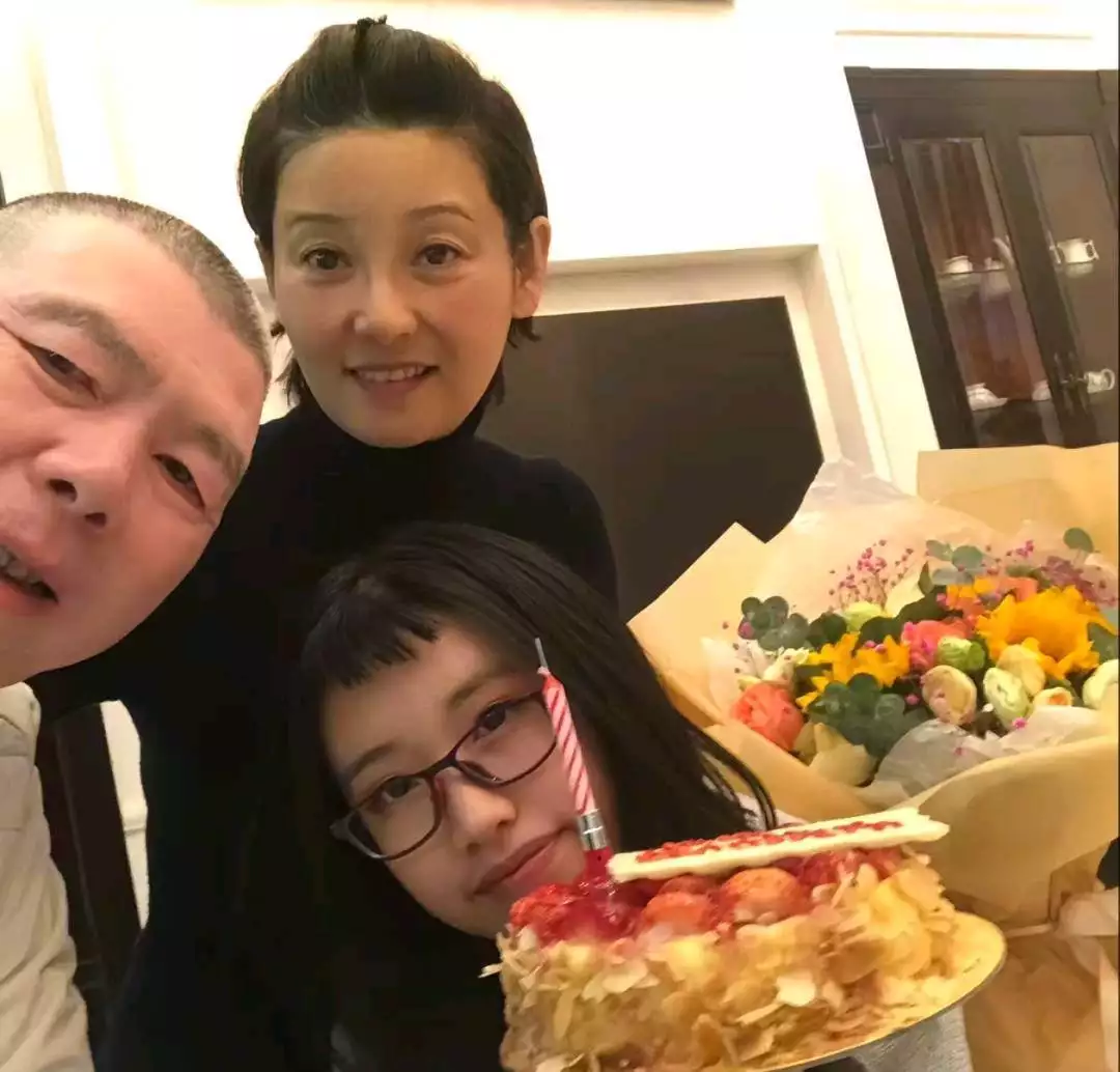 冯小刚移民美国实锤了？别扯，看他美国干的事，所有人都沉默了！