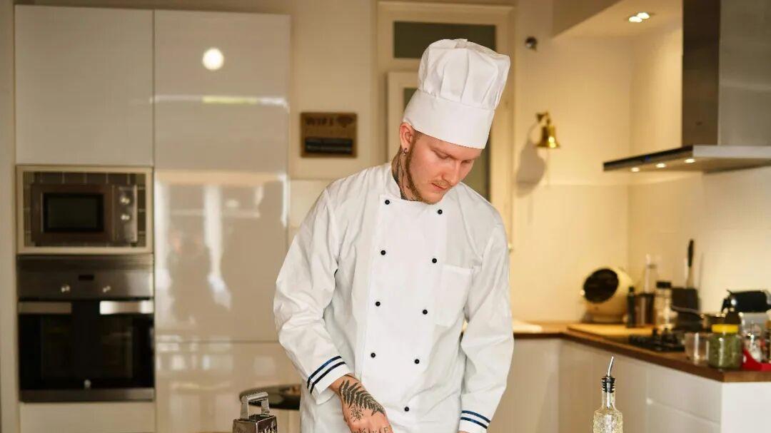 我给AI加满技能后，才发现人不该站后厨