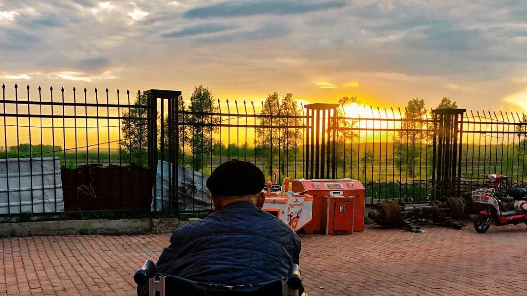 都说长寿是福，可看到92岁还在世的爷爷，我却觉得他没有78岁就去世的叔公幸福