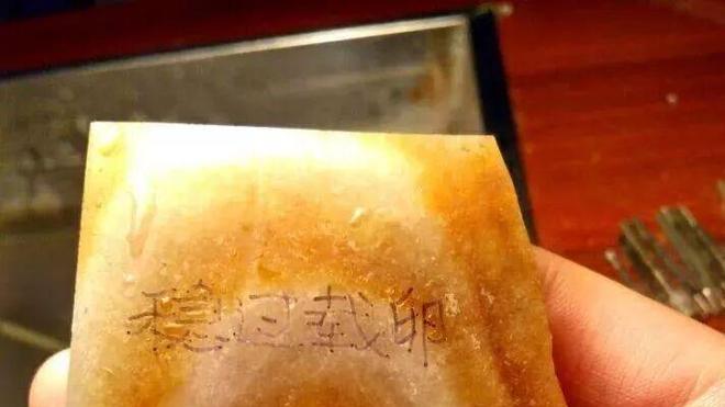 丢在角落数年的翡翠原石，切开如大树的年轮，成品却虎虎生威！