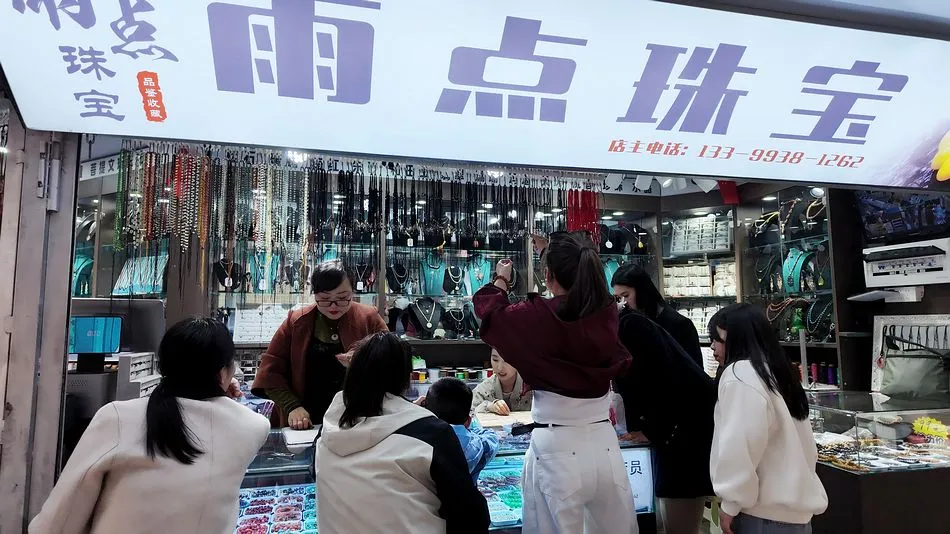 国庆期间，天小仙文创雨点珠宝分店人气爆棚