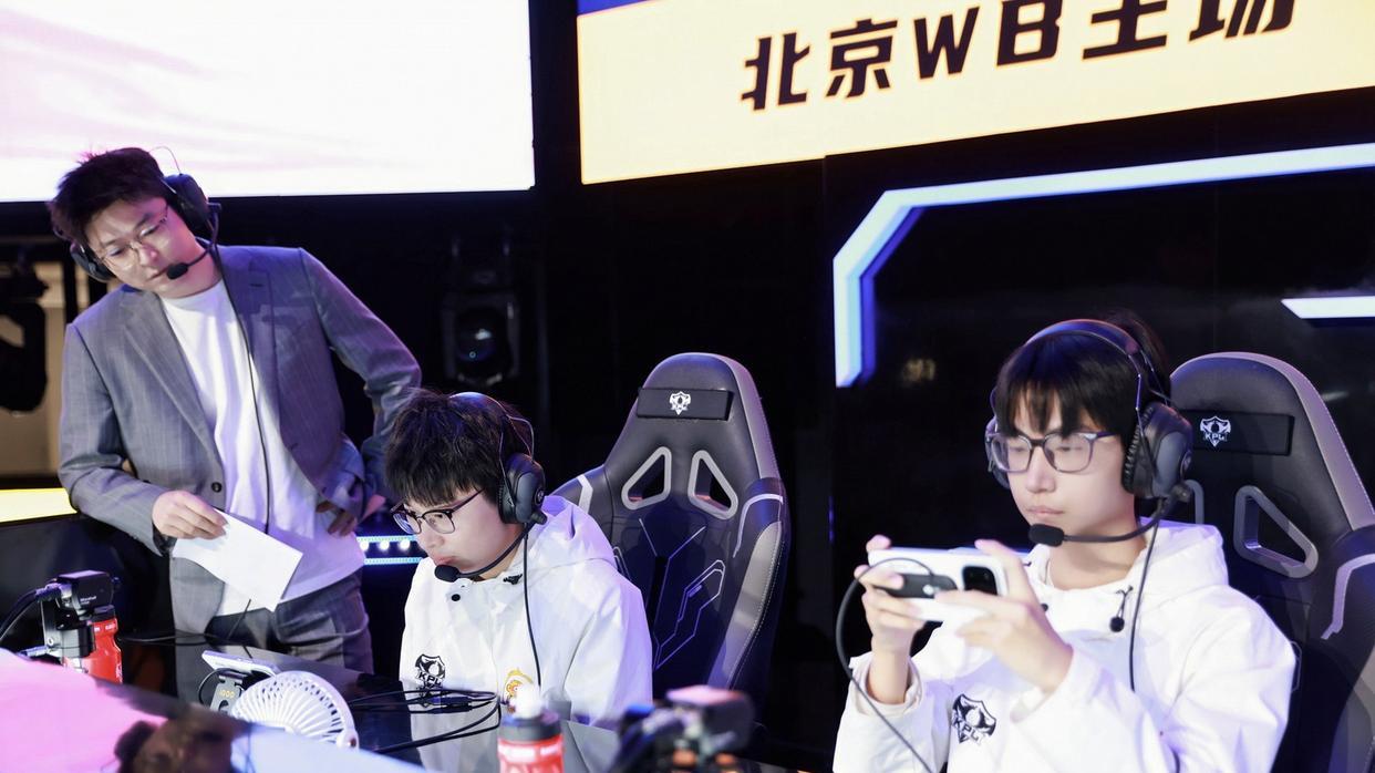 一个天上一个地下：DYG四连败丢掉“复活甲”，挑杯冠军WB醒了