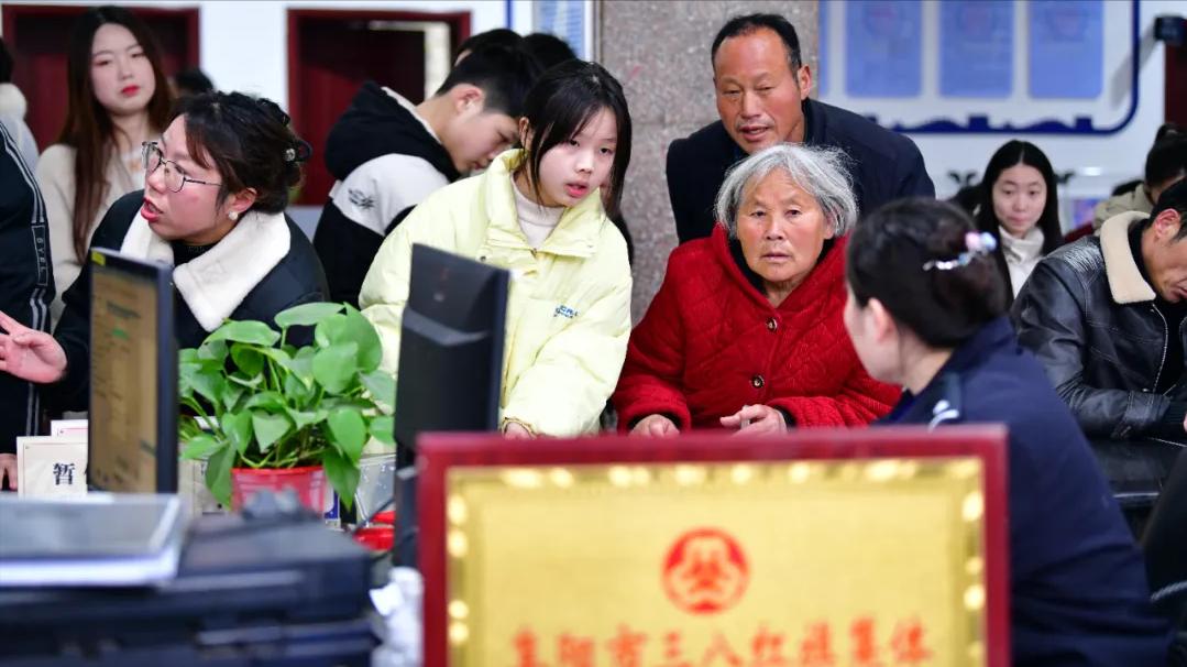 换证高峰将至，阜南公安警方提醒你如何换领身份证更方便！