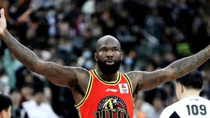 琼斯社媒发文！未收到好的报价，正在保持训练，承诺承担更多责任