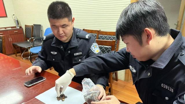 餐中现虫商家反指“碰瓷”，证据不足法院判退一赔十