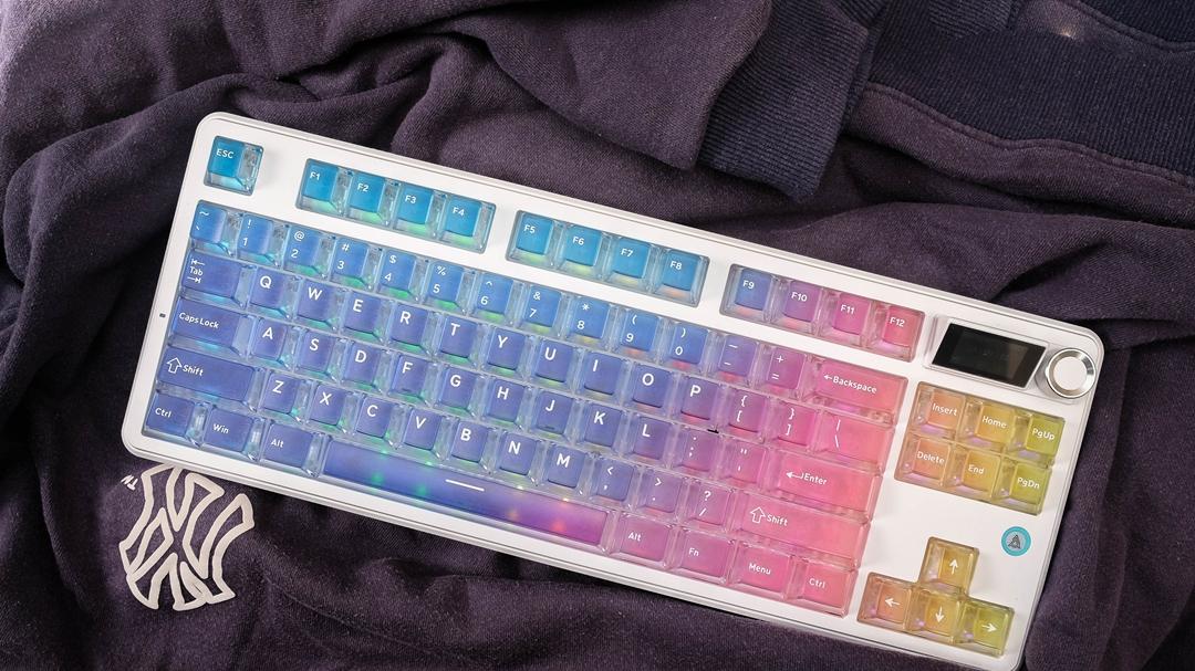 不止颜值在线！透明键帽+双8K回报率，这把键盘让桌搭和游戏兼得