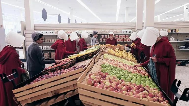 猩红制服下的抵抗——《侍女的故事第1季》