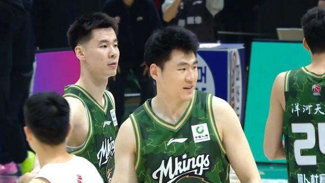 CBA赛场上内讧！郭昊文赵柏清开场1分钟就干架，教练直接DNP两人