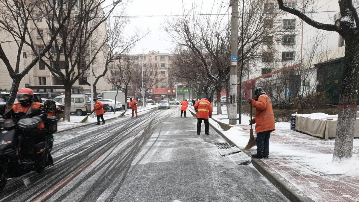 保定：雪染街巷“橙”护归途，环卫人连夜奋战保畅通