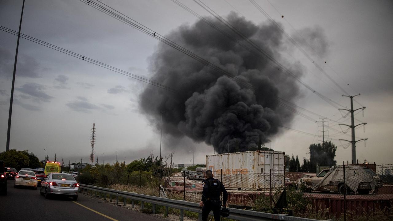 报复不会迟到！凌晨时分，伊朗多枚重型导弹发动突袭，美国一所大学被炸惨