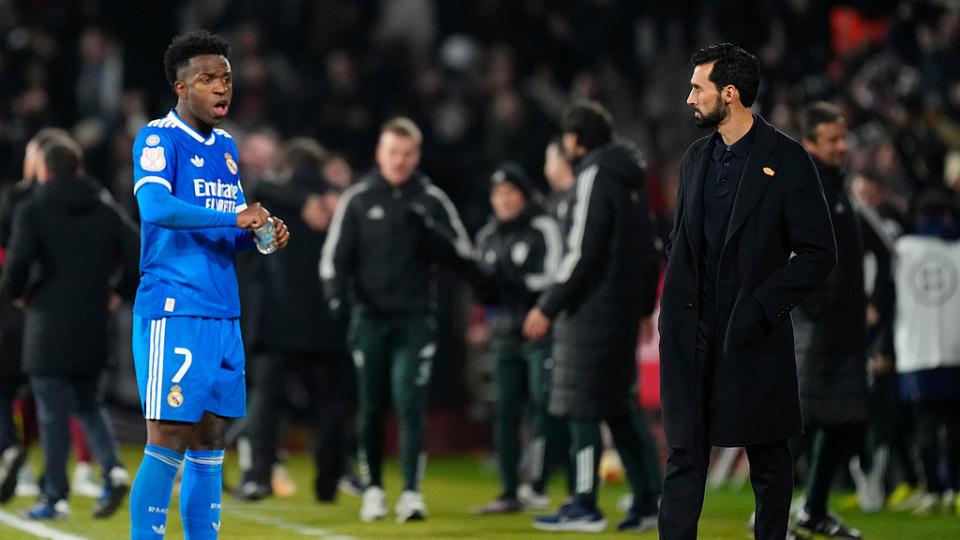 表现低迷，索要高薪，球队还被西乙队淘汰！维尼修斯这核心怎么当的？