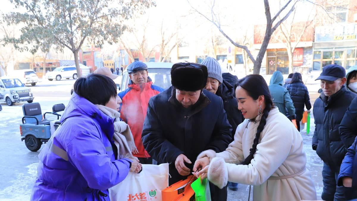 商户献爱心 社区搭桥梁 锡林社区20户困难家庭喜领新春慰问品