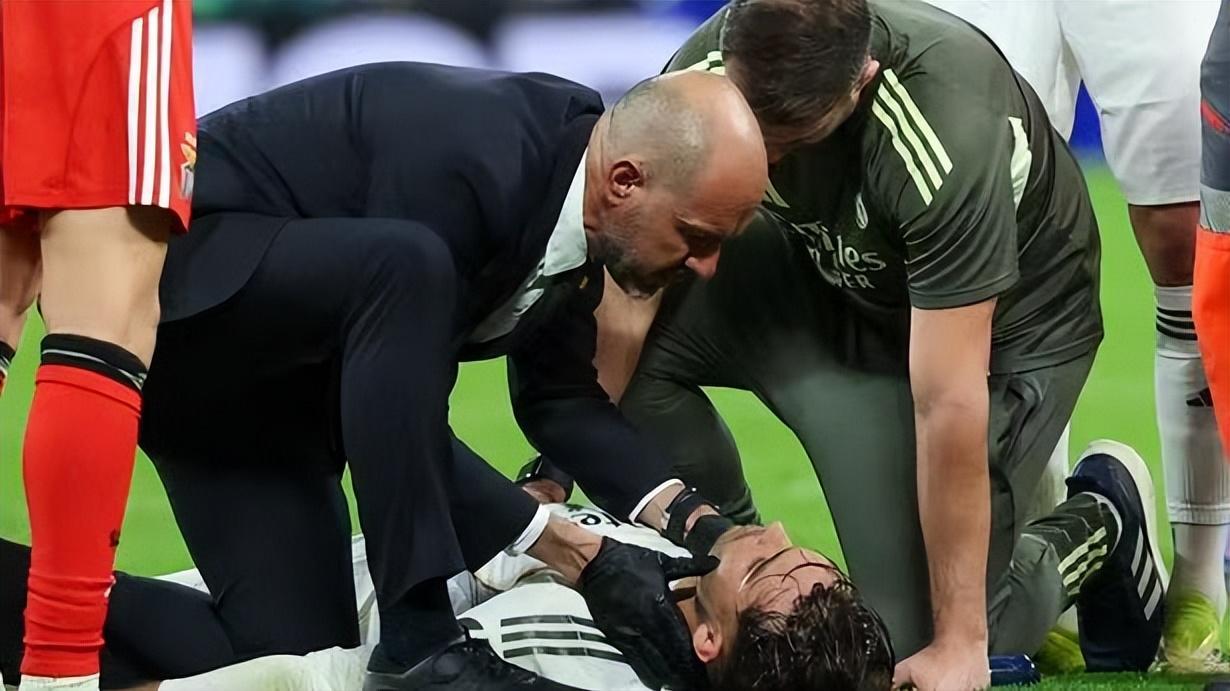 欧冠皇马青训新星头槌争顶遭队友撞伤，颈托担架离场引揪心