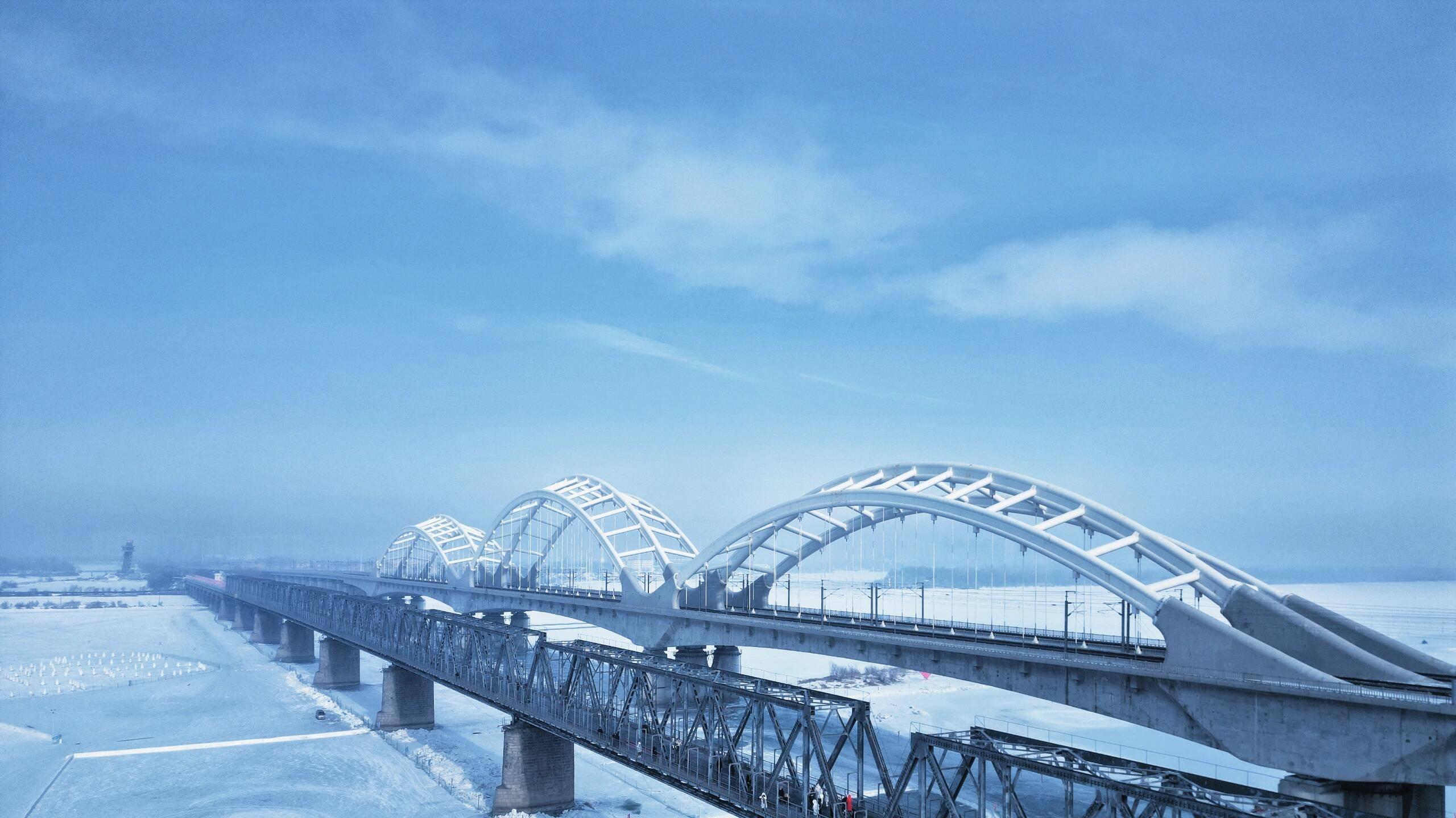 一扇窗背后的南北“温差”：地暖冻坏事件背后的文化碰撞与科学