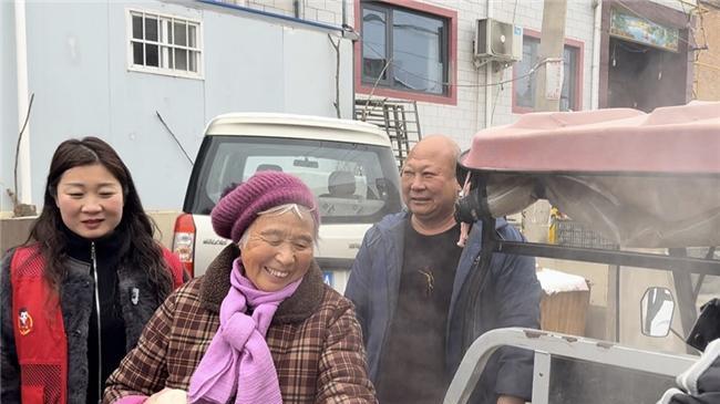 洛阳市洛龙区佃庄镇：暖心餐食送老人 冬日关怀暖人心