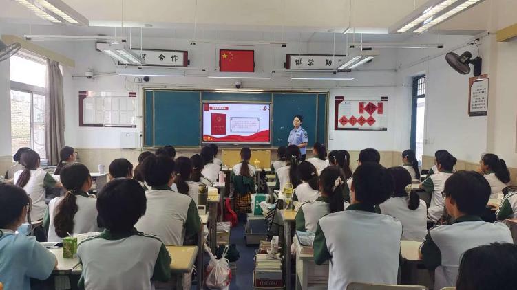 普法教育进校园