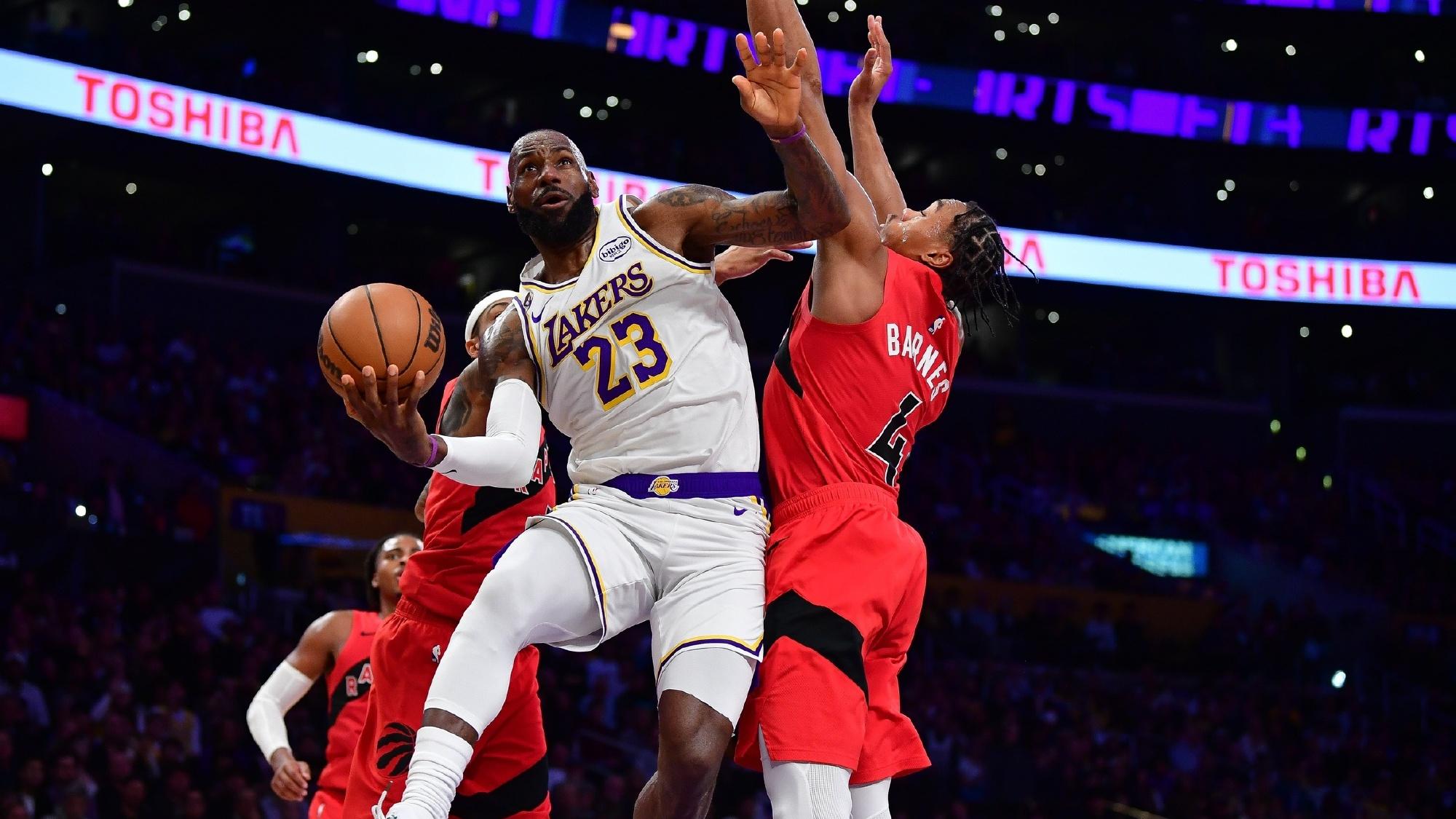 从输16分到赢17分！詹姆斯的转型定位逐渐清晰，他决定湖人的上限