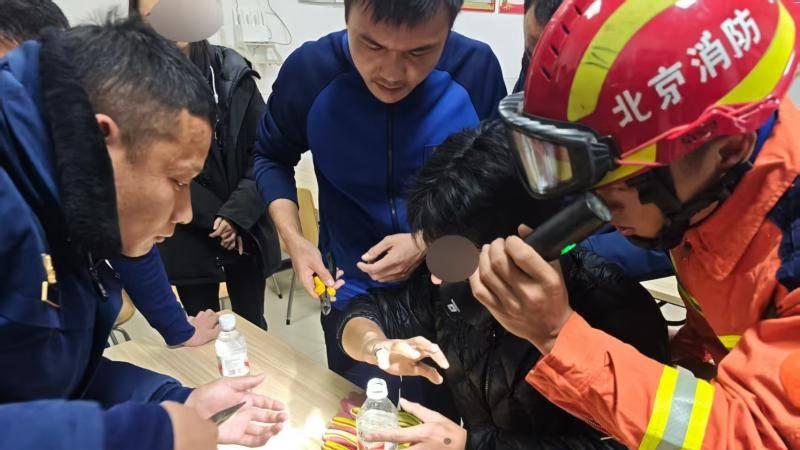 居民遭遇戒指、耳钉卡嵌后求助，北京顺义消防快速解围