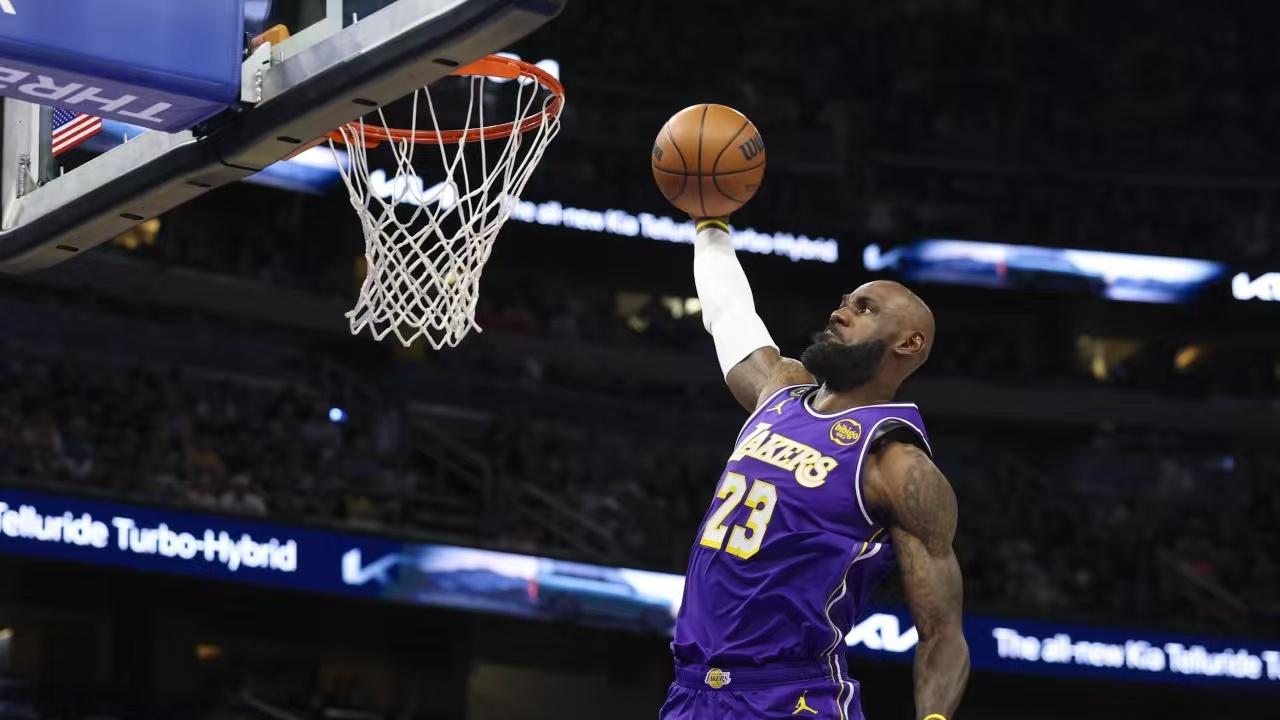 锁定前四！湖人28分大胜太阳，詹姆斯28+6+12，仍有可能争第三