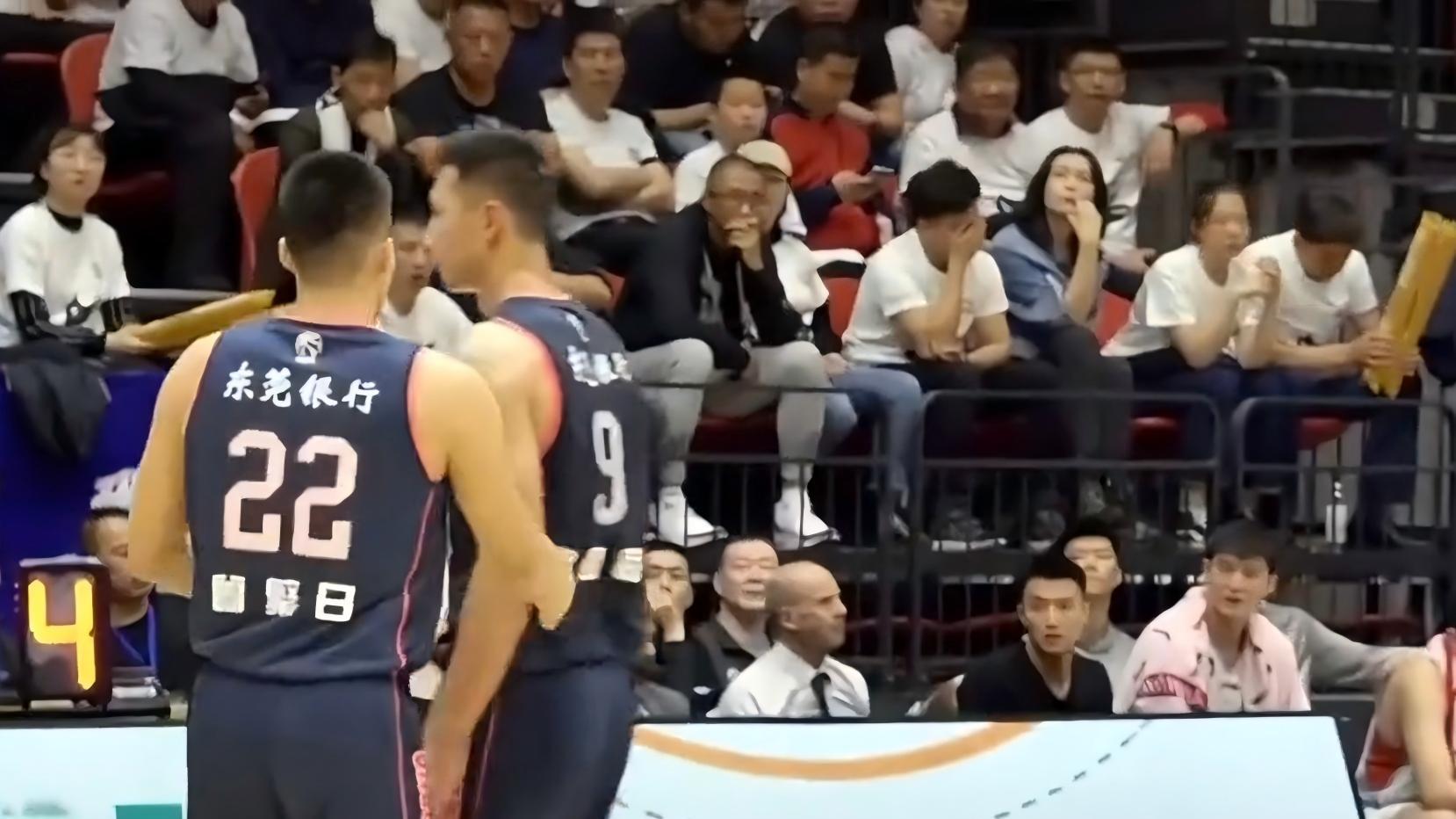 杜锋喊他“硬一点”，他却把拳头挥向对手裆部！曾繁日，这不是强硬是肮脏