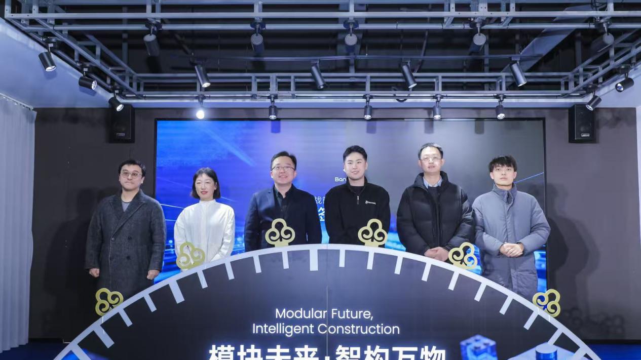 斑陌易行发布首款智能配送机器人，以开放协同共建产业生态