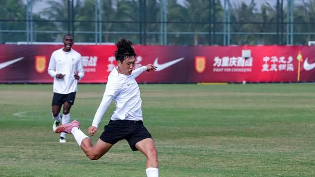 马莱莱与斯坦丘来电，冯劲+阿奇姆彭难踢全场 大连首发1位置有悬念