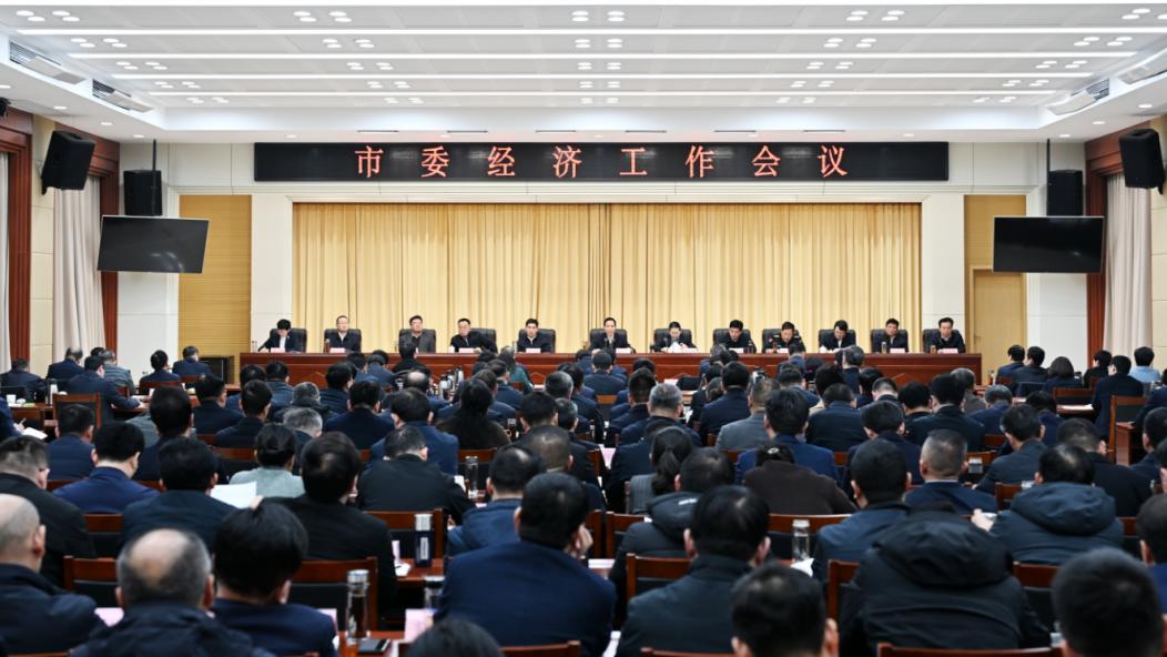 发展的力量，源于心无旁骛——读懂“三个紧盯”